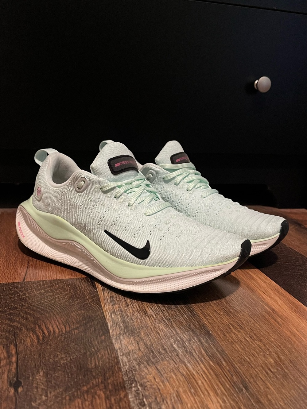 VGUC Nike Women’s Light Mint Green and Black Running Shoes Size 9